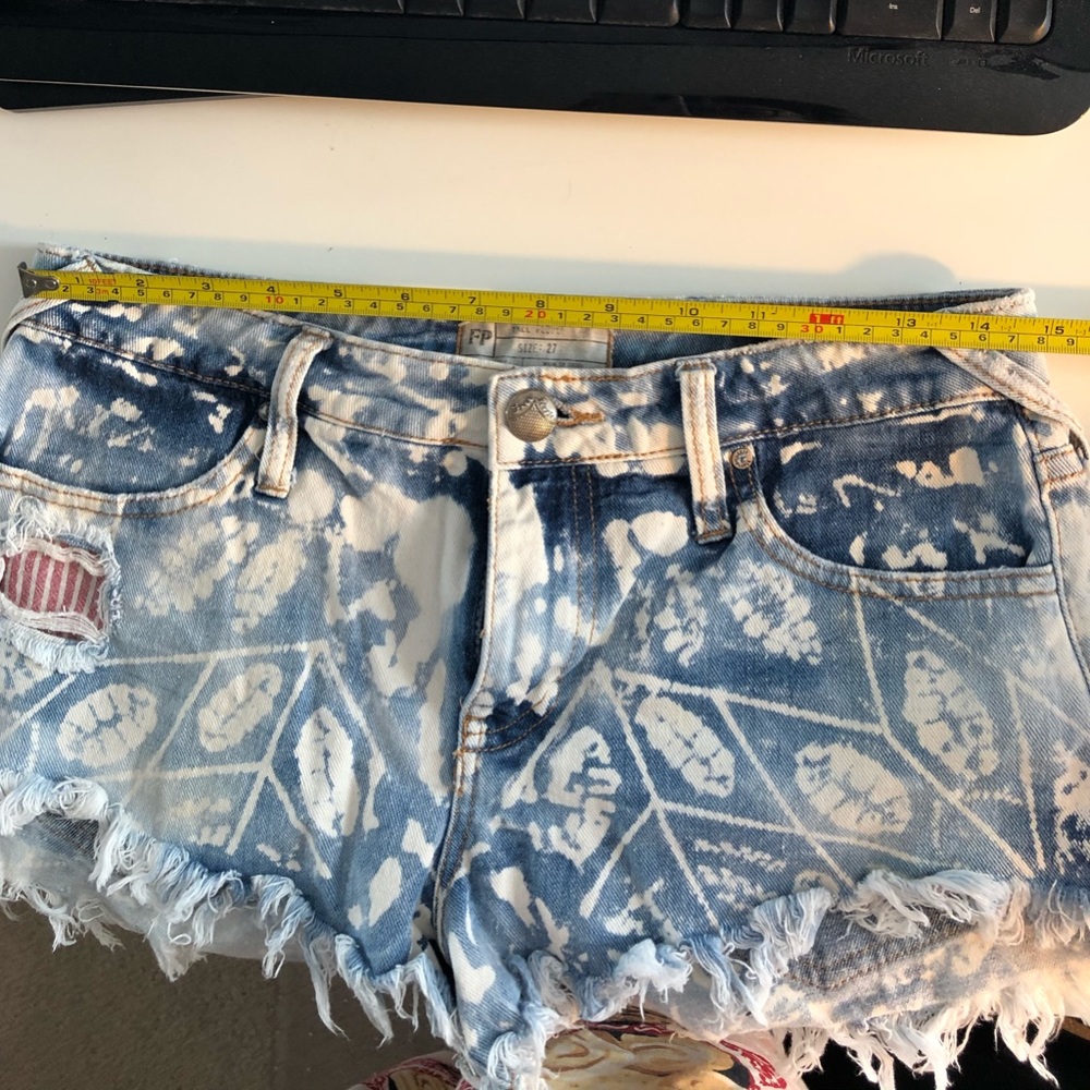 LAST CHANCE SALE! Free People Batik Frayed Printed Jean Shorts Size 27 - Picture 6 of 6